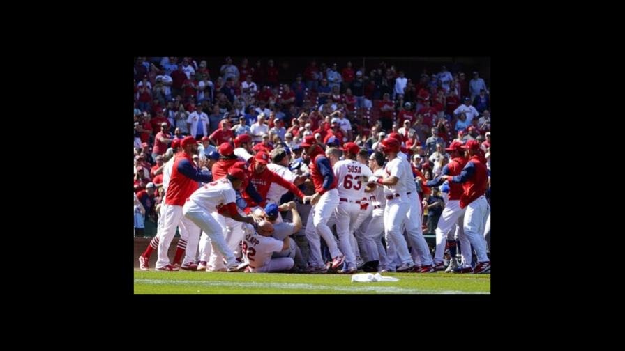 Cardenales riñen con Mets y los vencen; expulsión a Arenado