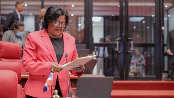 Senadora defiende proyecto de ley considerado amenaza a la libertad de expresión