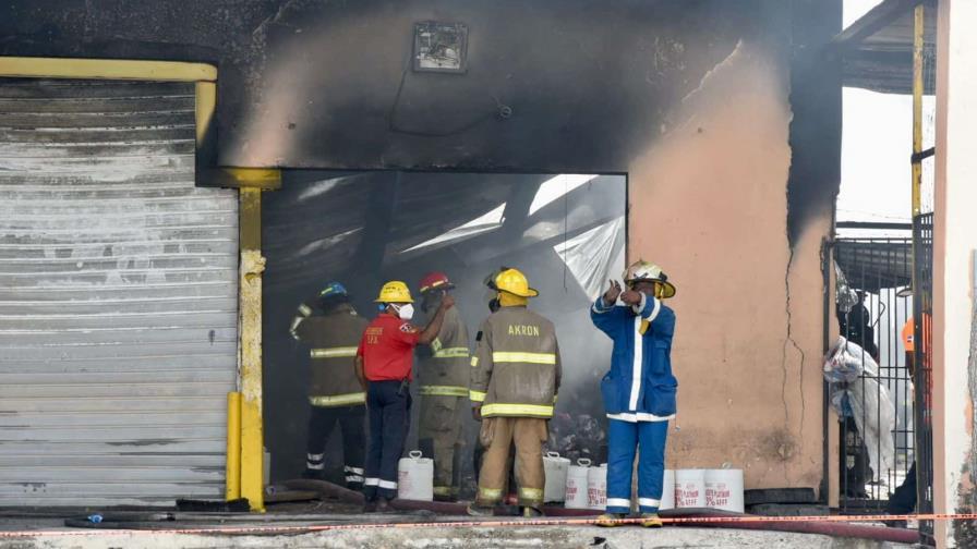 Bomberos de otras localidades acudieron a San Pedro de Macorís para combatir fuego en empresa de pacas