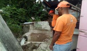 Colapsan dos viviendas y otras tres están en peligro en Santiago