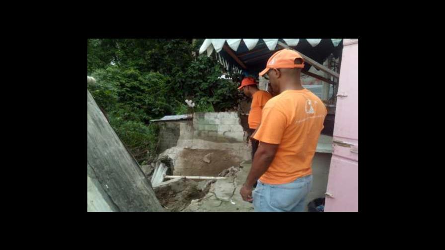Colapsan dos viviendas y otras tres están en peligro en Santiago Colapsan dos viviendas y otras tres están en peligro en Santiago