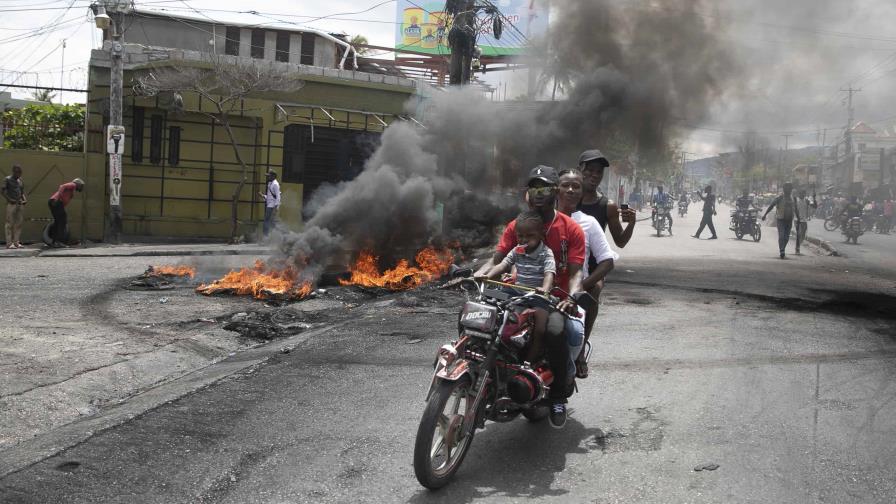 Haitianos siguen huyendo de la guerra entre bandas, que ya deja 20 muertos