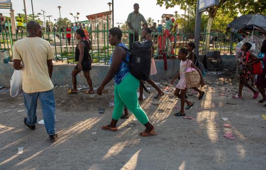 Familias enteras huyen de sus barrios en Puerto Príncipe tras ataques de las últimas horas