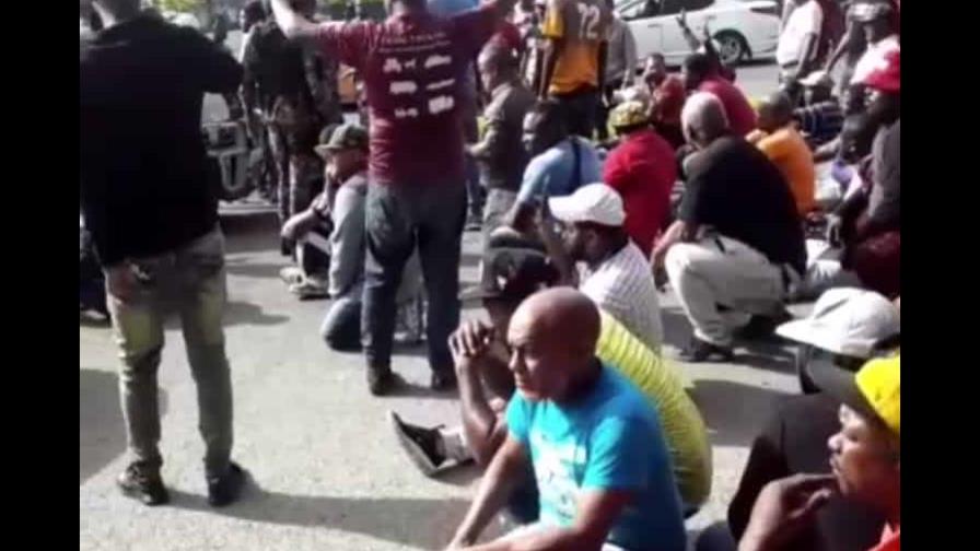 Choferes paralizan transporte en el corredor Charles Gaulle en protesta Choferes paralizan transporte en el corredor Charles Gaulle en protesta