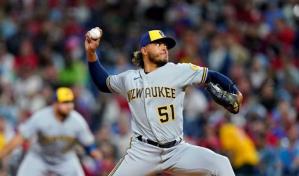 Derecho Peralta enfrente a Milwaukee en busca de su primera Victoria