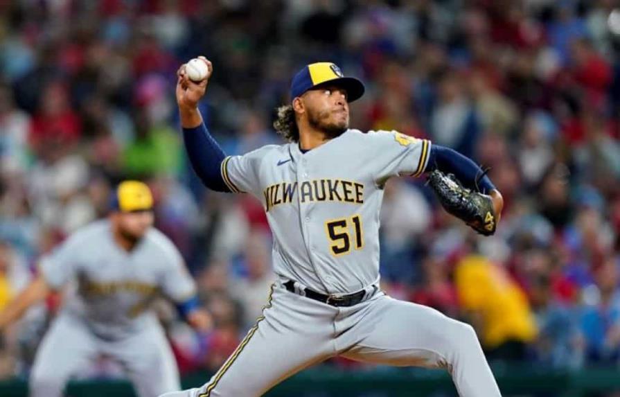 Derecho Peralta enfrente a Milwaukee en busca de su primera Victoria