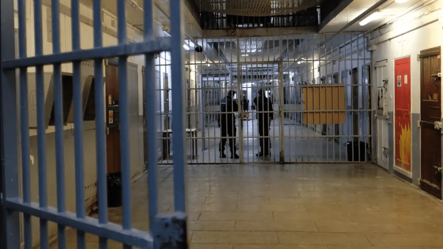 Acusan a oficiales de departamento correccional de EEUU de matar a un recluso Acusan a oficiales de departamento correccional de EEUU de matar a un recluso