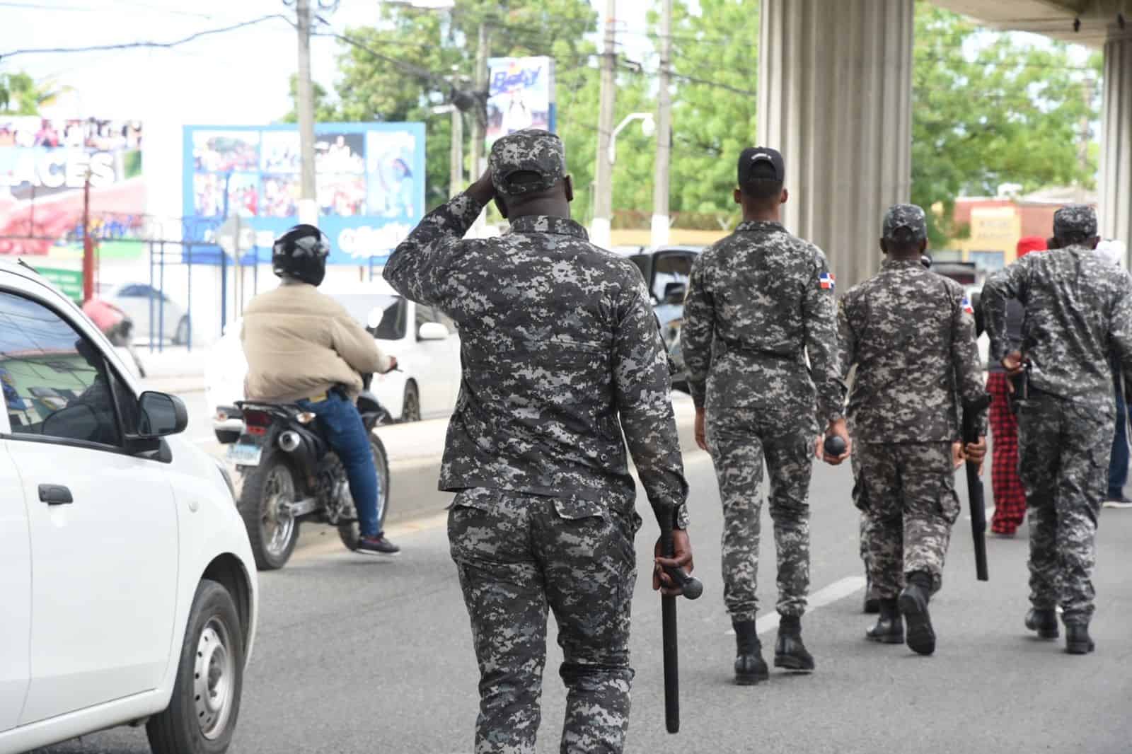 Policías vigilan el desarrollo de la marcha de los choferes que se dirigen al Palacio Nacional.