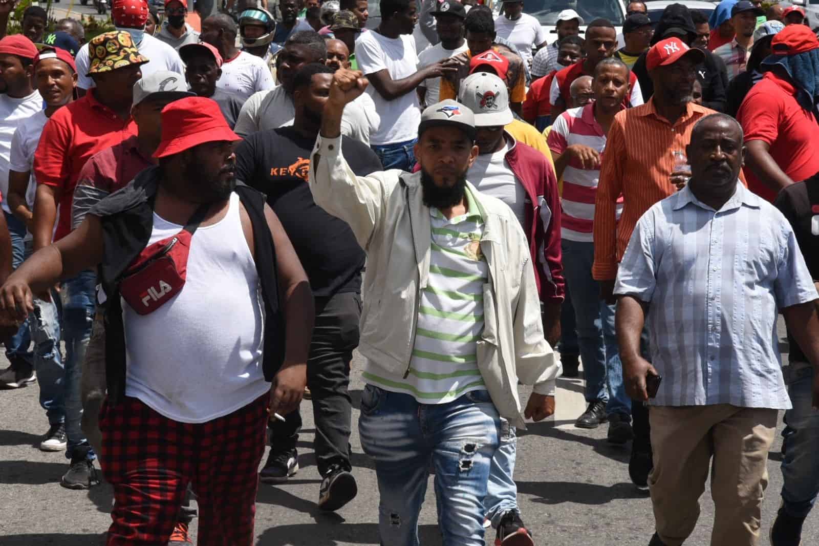 Los choferes durante su marcha hacia el Palacio Nacional este jueves 28 de abril de 2022