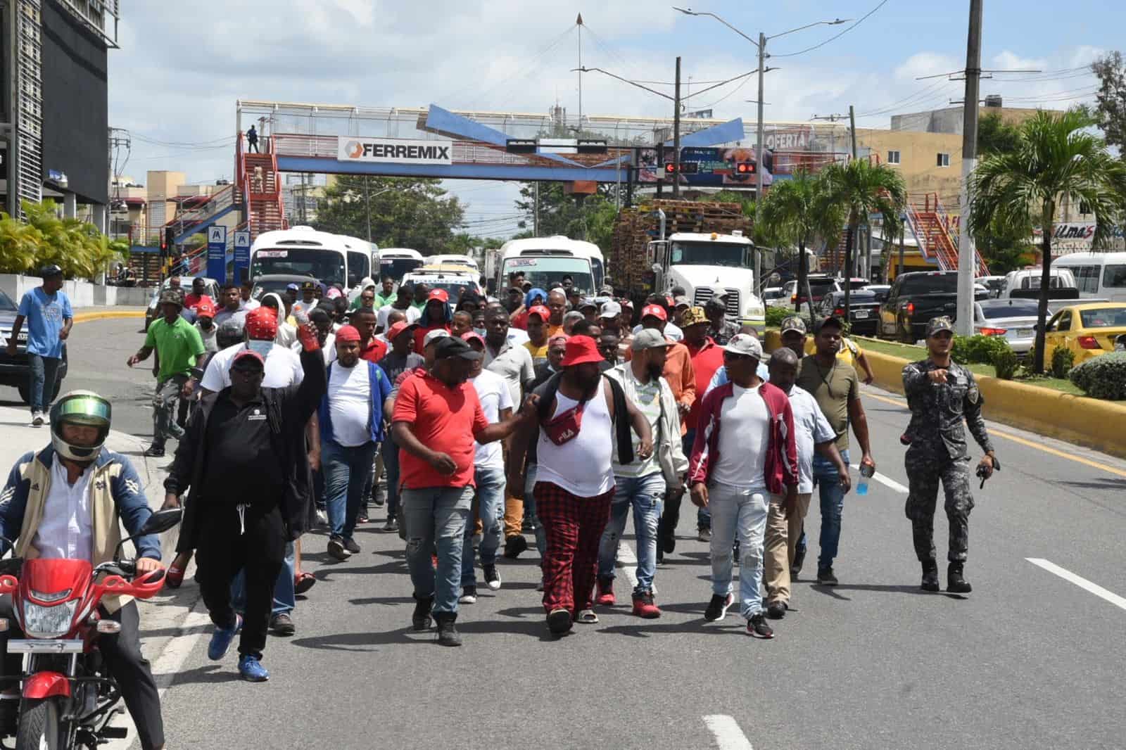 La marcha de los choferes hacia el Palacio Nacional este jueves 28 de abril del 2022.