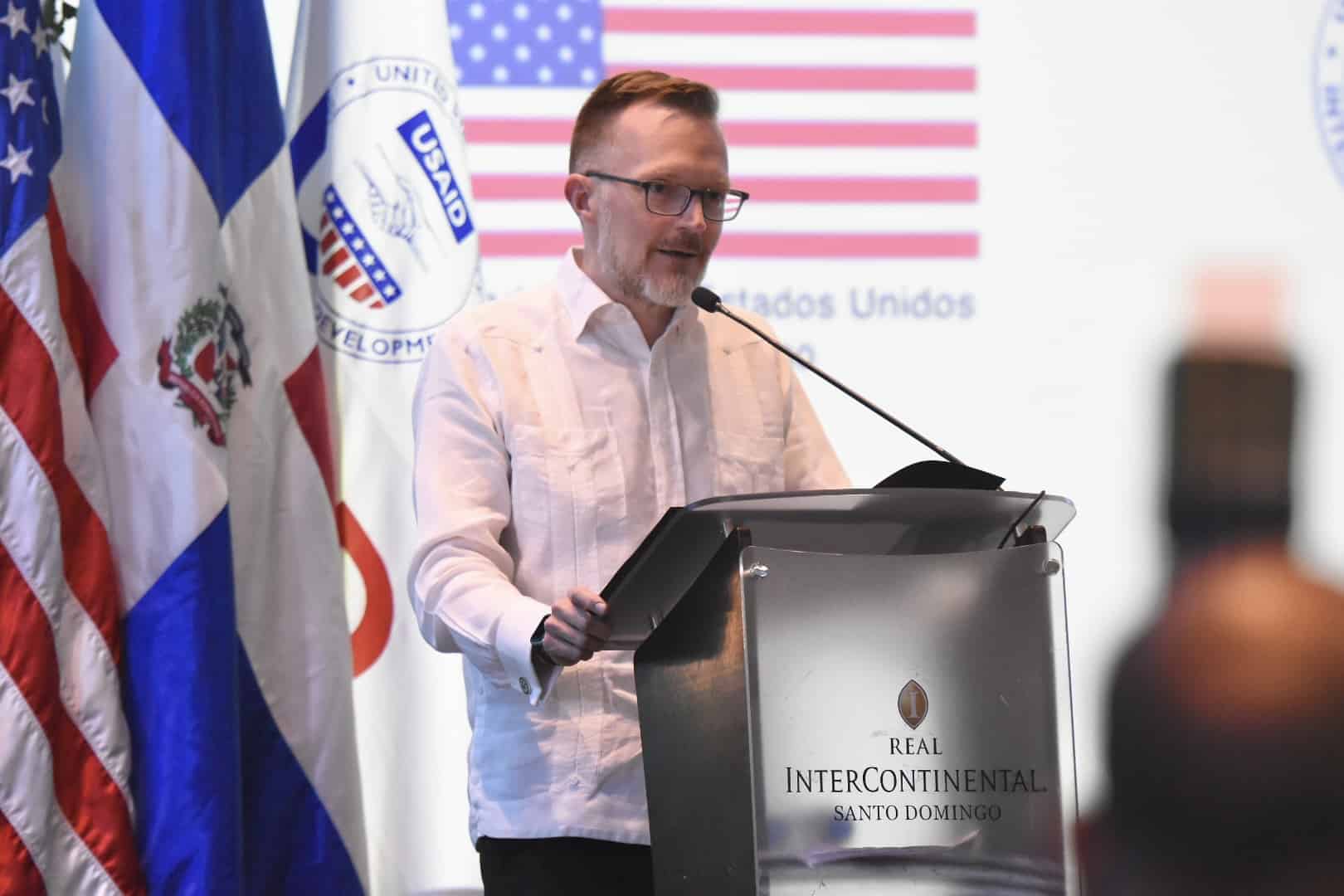 El acto estuvo encabezado por el encargado de Negocios de la Embajada de los Estados Unidos en el país, Robert W. Thomas.