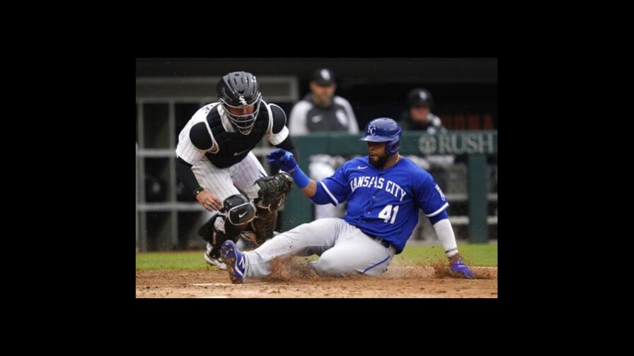 Reales de Kansas anotan 3 en la 10ma y vencen a Medias Blancas