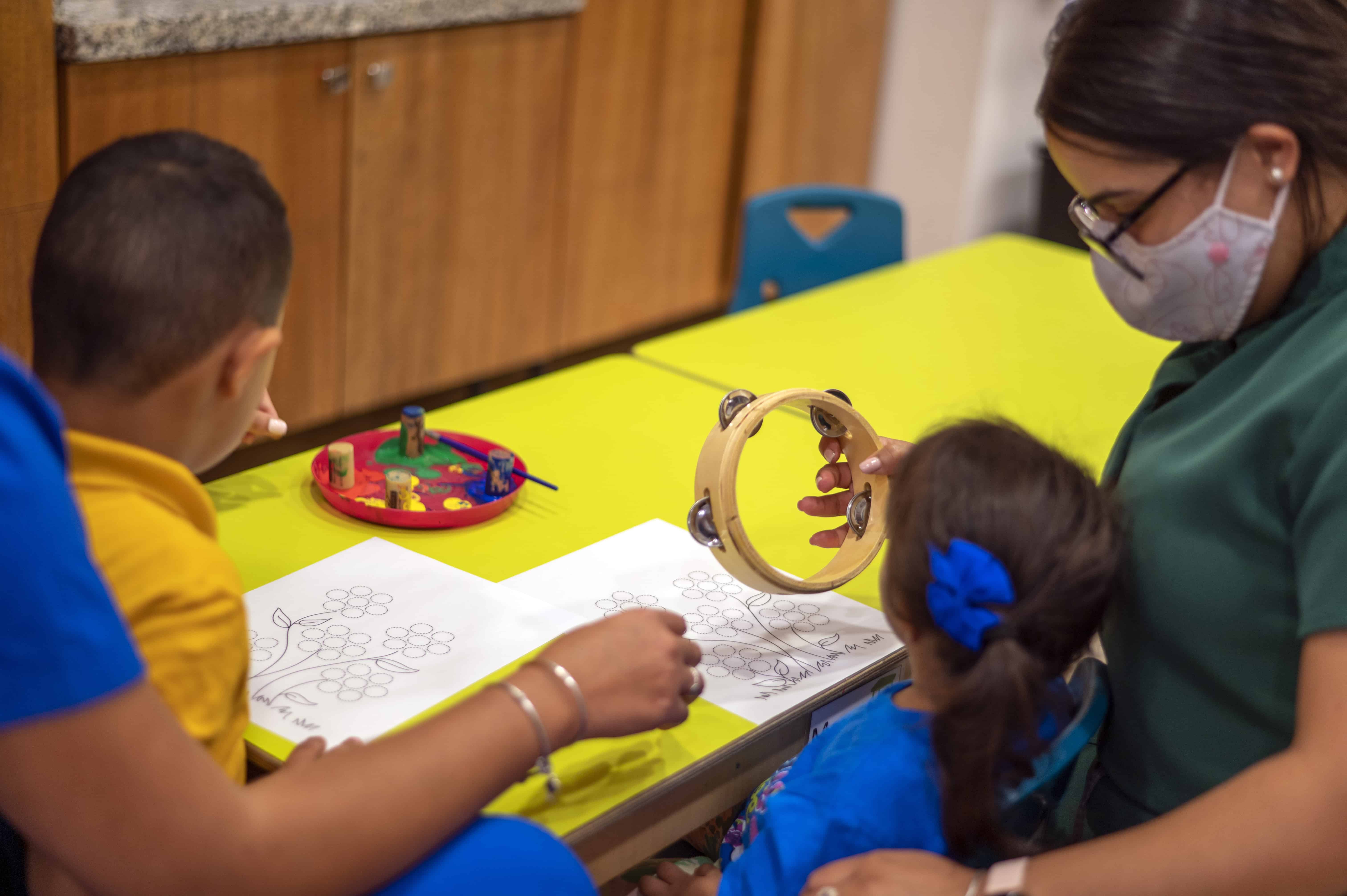 Niños reciben terapias en el CAID de Santo Domingo Oeste.