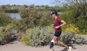 Con pr&oacute;tesis, mujer corre 102 maratones en 102 d&iacute;as
