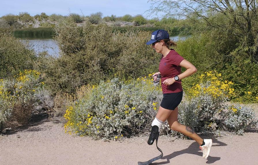 Con prótesis, mujer corre 102 maratones en 102 días