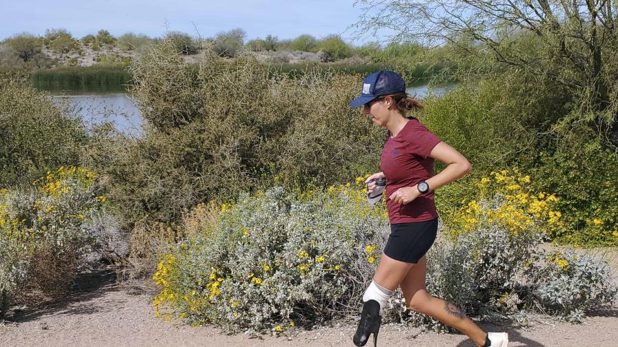 Con prótesis, mujer corre 102 maratones en 102 días Con prótesis, mujer corre 102 maratones en 102 días