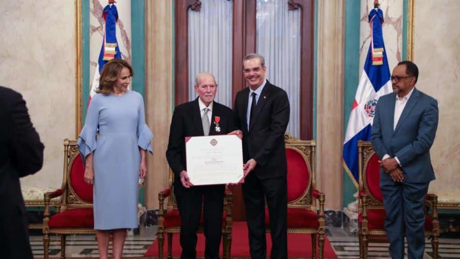 Abinader reconoce con Orden Heráldica Cristóbal Colón al destacado músico Guillo Carías