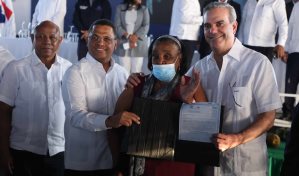 Abinader entrega 315 títulos de propiedad en Los Mina