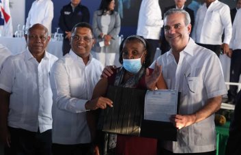 Abinader entrega 315 títulos de propiedad en Los Mina