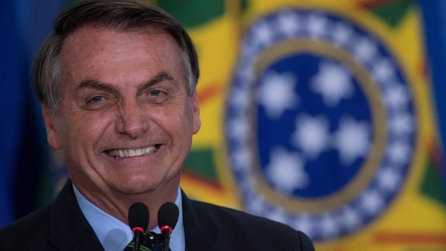 Bolsonaro atribuye reducción de asesinatos a la flexibilización de armas