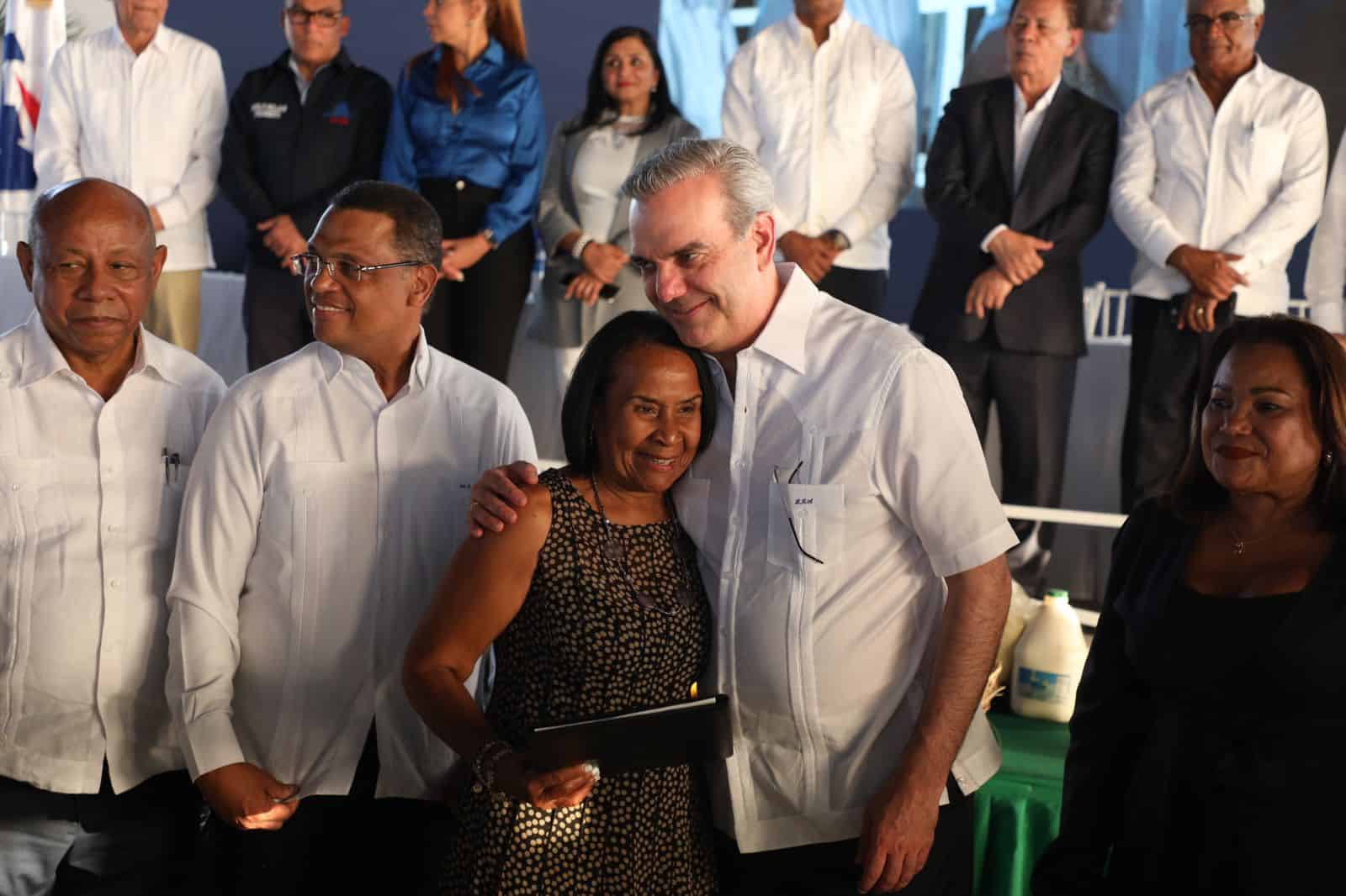 El presidente Luis Abinader con una de las beneficiadas con la entrega de título de propiedad. 