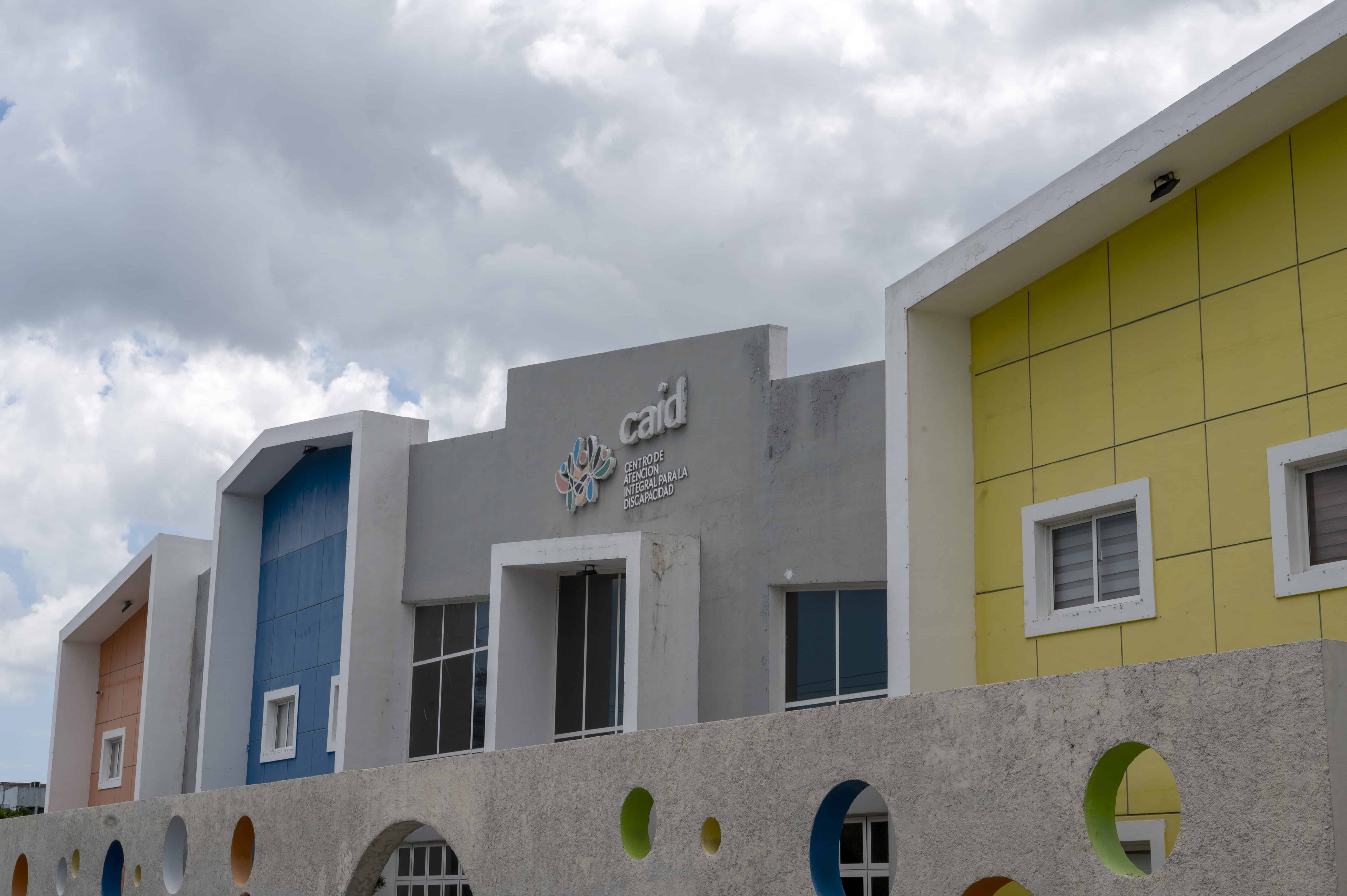 Fachada del edificio del CAID en la avenida Luperón, municipio Santo Domingo Oeste.