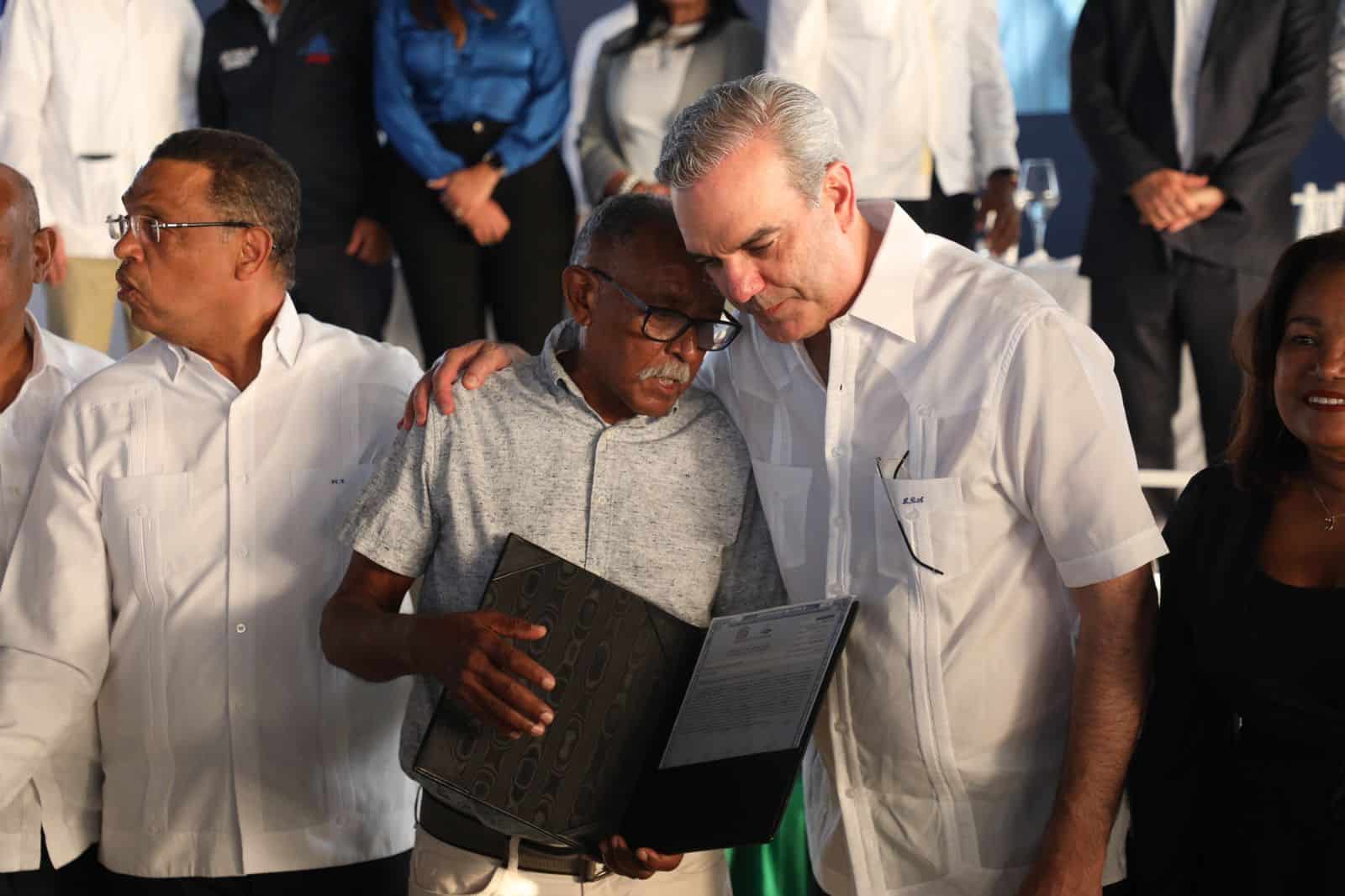 El presidente Luis Abinader con uno de los beneficiados con la entrega de título de propiedad. 