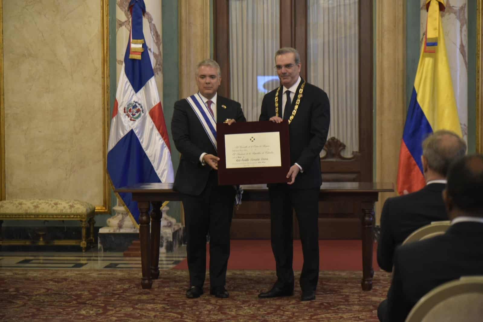 Los jefe de Estado en el Palacio Nacional durante un momento de condecoración.