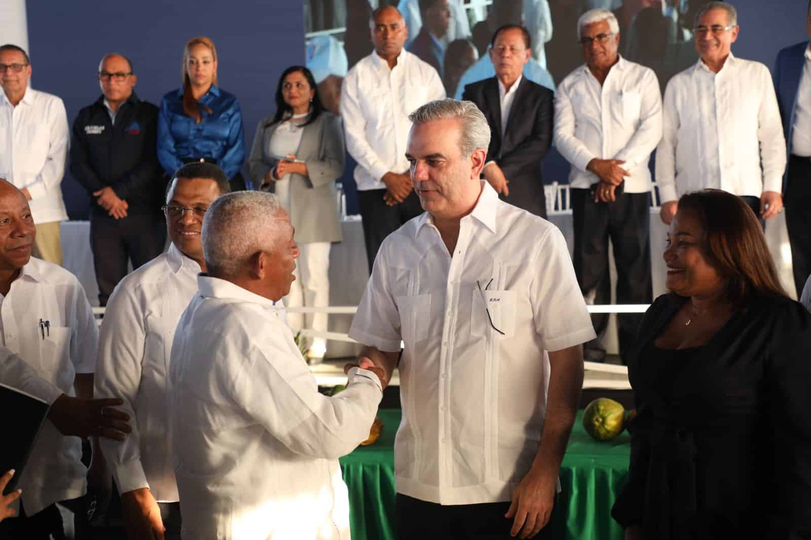 El presidente Luis Abinader con uno de los beneficiado con la entrega de título de propiedad. 