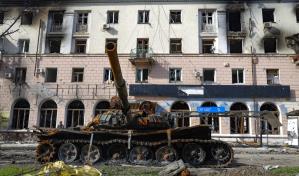 Ucrania: la inspección de un territorio reconquistado marcado por la destrucción