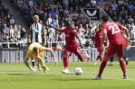 Liverpool vence al Newcastle, mantiene presión sobre el City