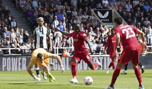 Liverpool vence al Newcastle, mantiene presi&oacute;n sobre el City