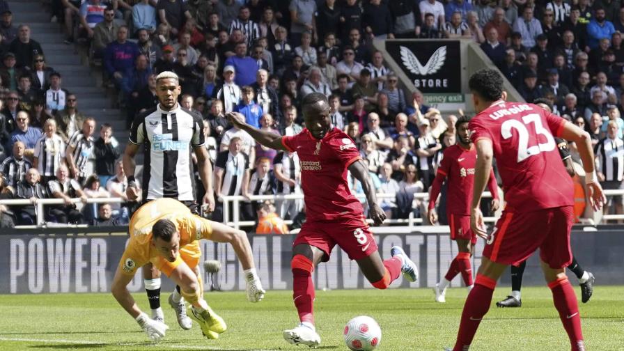 Liverpool vence al Newcastle, mantiene presión sobre el City