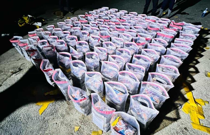 Autoridades ocupan 700 paquetes de droga en embarcación y apresan a dos hombres