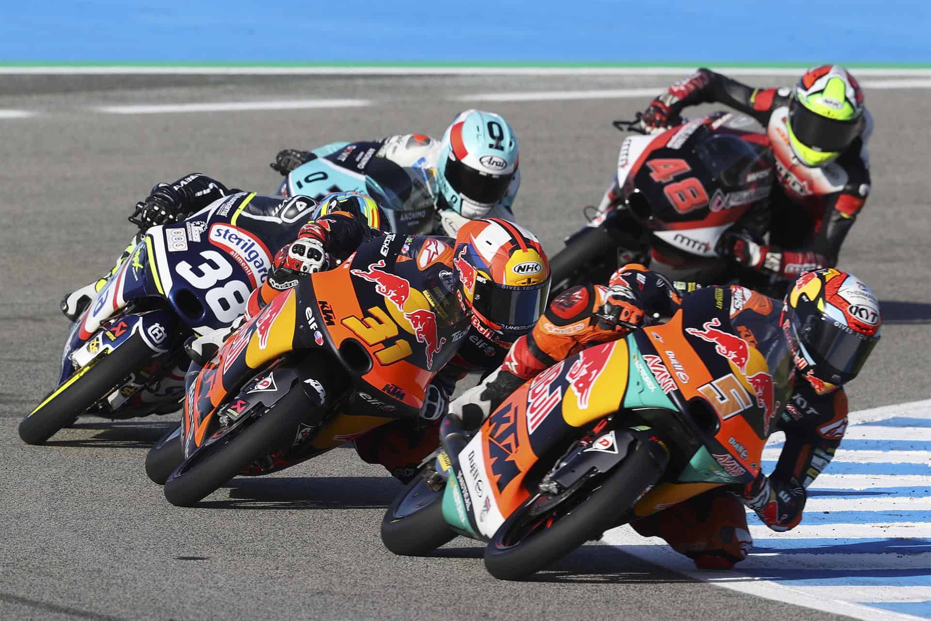 El piloto español de Moto3 Jaume Masía (Red Bull KTM Ajo) lidera a un grupo de pilotos durante el segundo entrenamiento libre del Gran Premio Red Bull de España que se disputa en el Circuito de Jerez-Ángel Nieto.