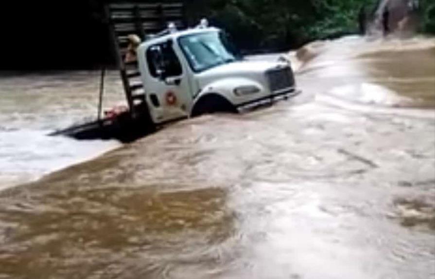 Calles inundadas en el Gran Santo Domingo y camión es arrastrado por riada en El Seibo