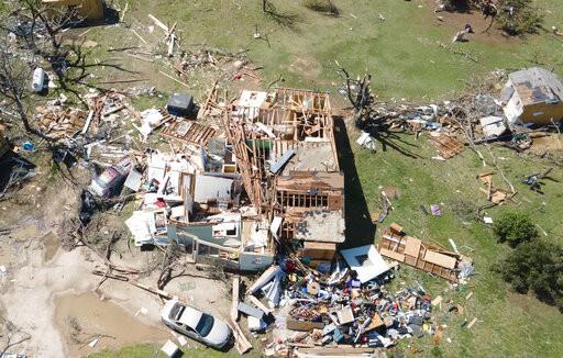 Tornado deja estela de destrucción en Kansas