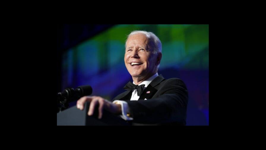 Joe Biden bromea sobre sí mismo y de Trump en cena con la prensa