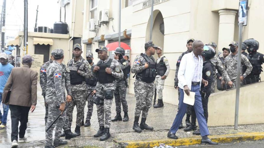 Fuerte contingente policial  en Palacio de Justicia durante conocimiento de coerción a Rochy RD