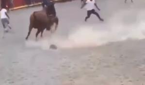 Toro embiste a un joven durante corrida en El Seibo