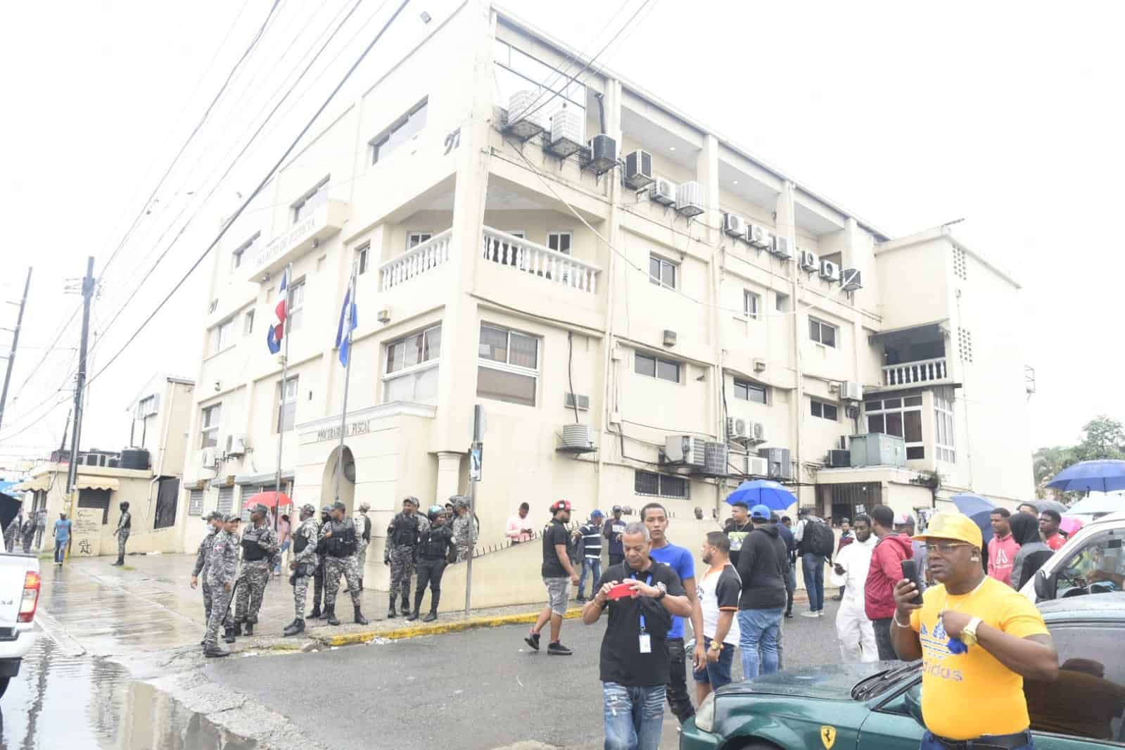 El edificio de la fiscalía de la avenida Charles de Gaulle custodiada por agentes policiales y militares.