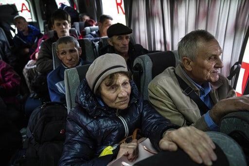 Evacúan a varios ucranianos en Mariúpol; Nancy Pelosi viaja a Kiev