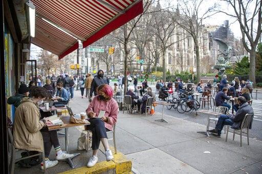 Al aire libre: Peatones reclaman las calles de NY tras el COVID