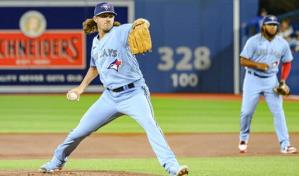 Santiago Espinal decide con hit y Gausman poncha a 10 en victoria de Azulejos ante Astros