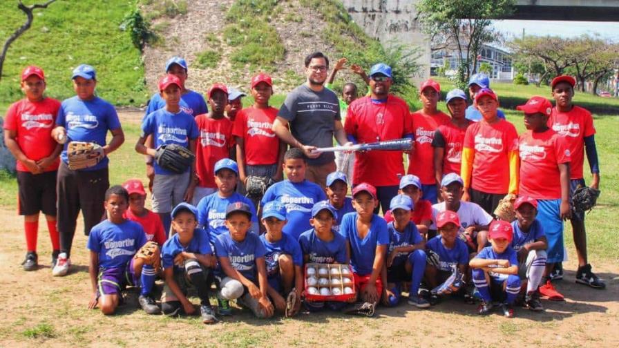 Periodista deportivo dona utilería a Liga Deportiva Félix