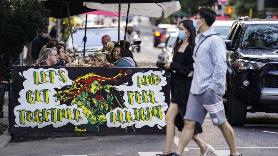 Nueva York aumenta de bajo a medio el nivel de alerta por la COVID-19