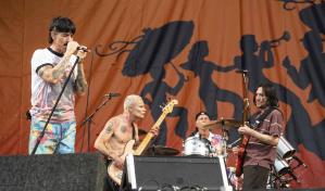Chili Peppers honra a baterista de Foo Fighters en festival