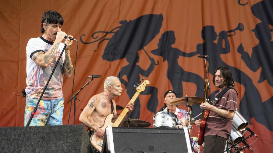 Chili Peppers honra a baterista de Foo Fighters en festival