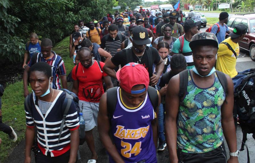 Más de mil haitianos varados en México buscan ingresar a EE.UU.