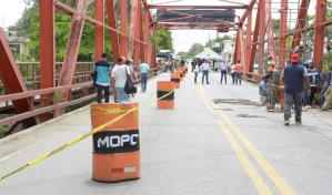 Interrupción de paso en puente Cangrejo en Sosúa incomoda a choferes y peatones